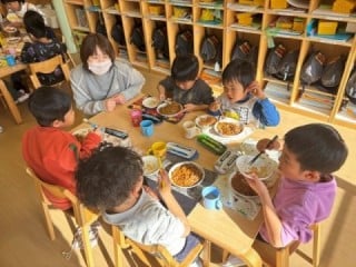 「KYOUSYOKU」を食べている子どもたちの様子 「KYOUSYOKU」を食べている子どもたちの様子